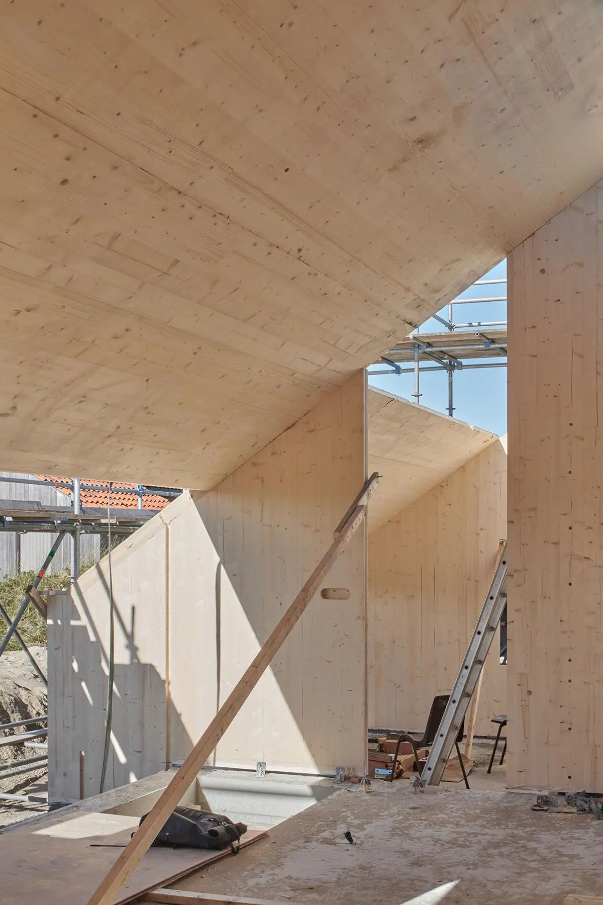 Houten wand- en dakelementen tijdens de montage.