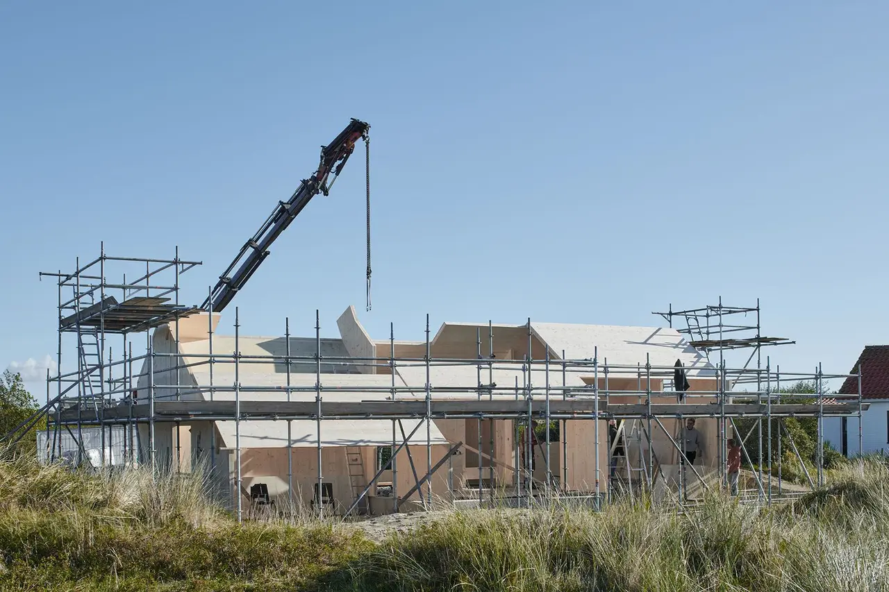 Bouw van House on a Dune: de CLT-constructie wordt met een kraan geplaatst