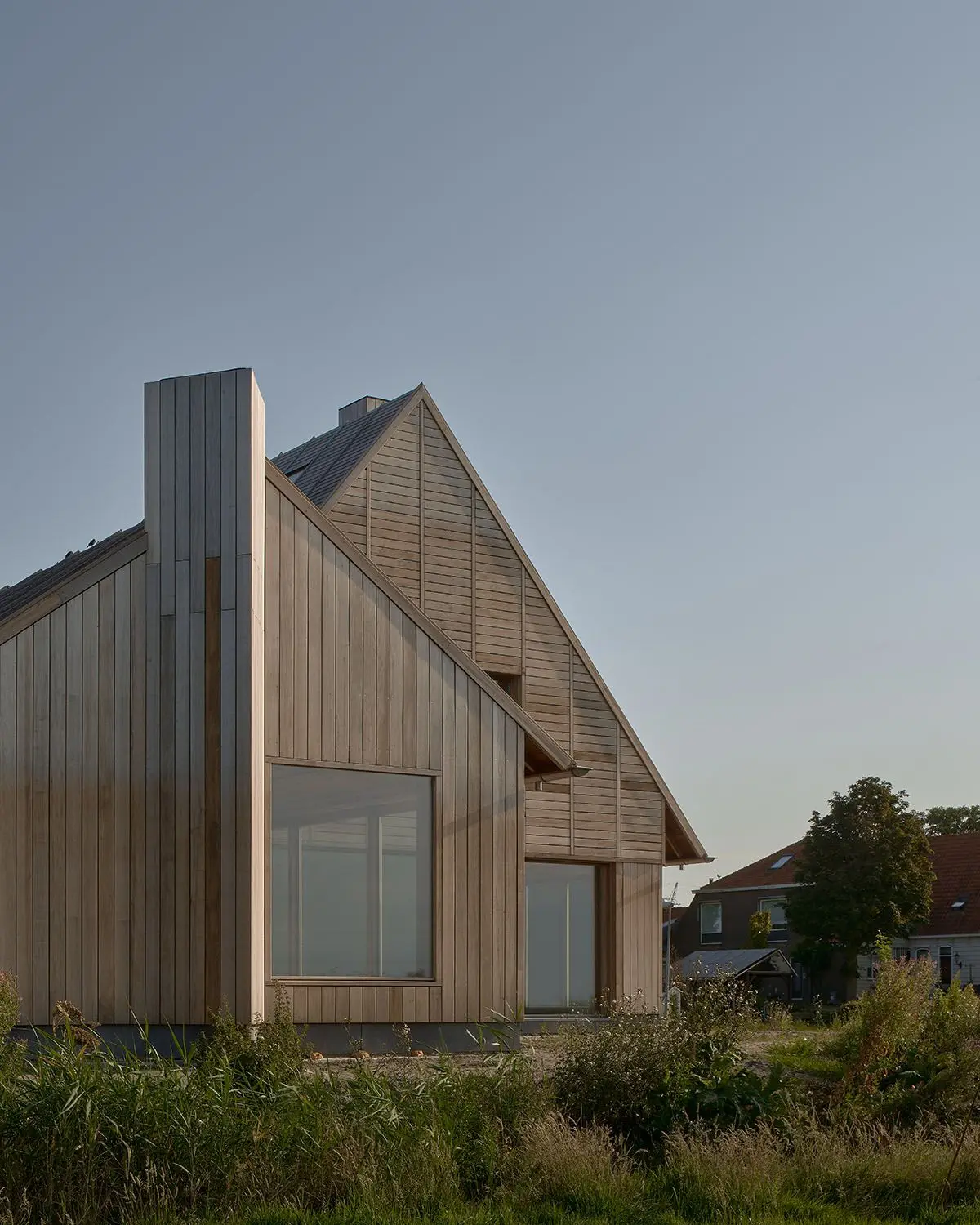 Villa Voorwerf: houten gevels met twee zadeldaken. Foto: MWA Hart Nibbrig